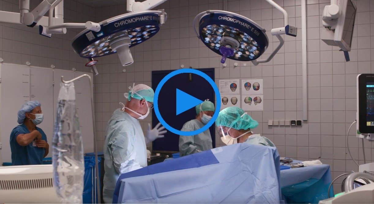 Quatre professionnels de la santé dans une salle d'opération