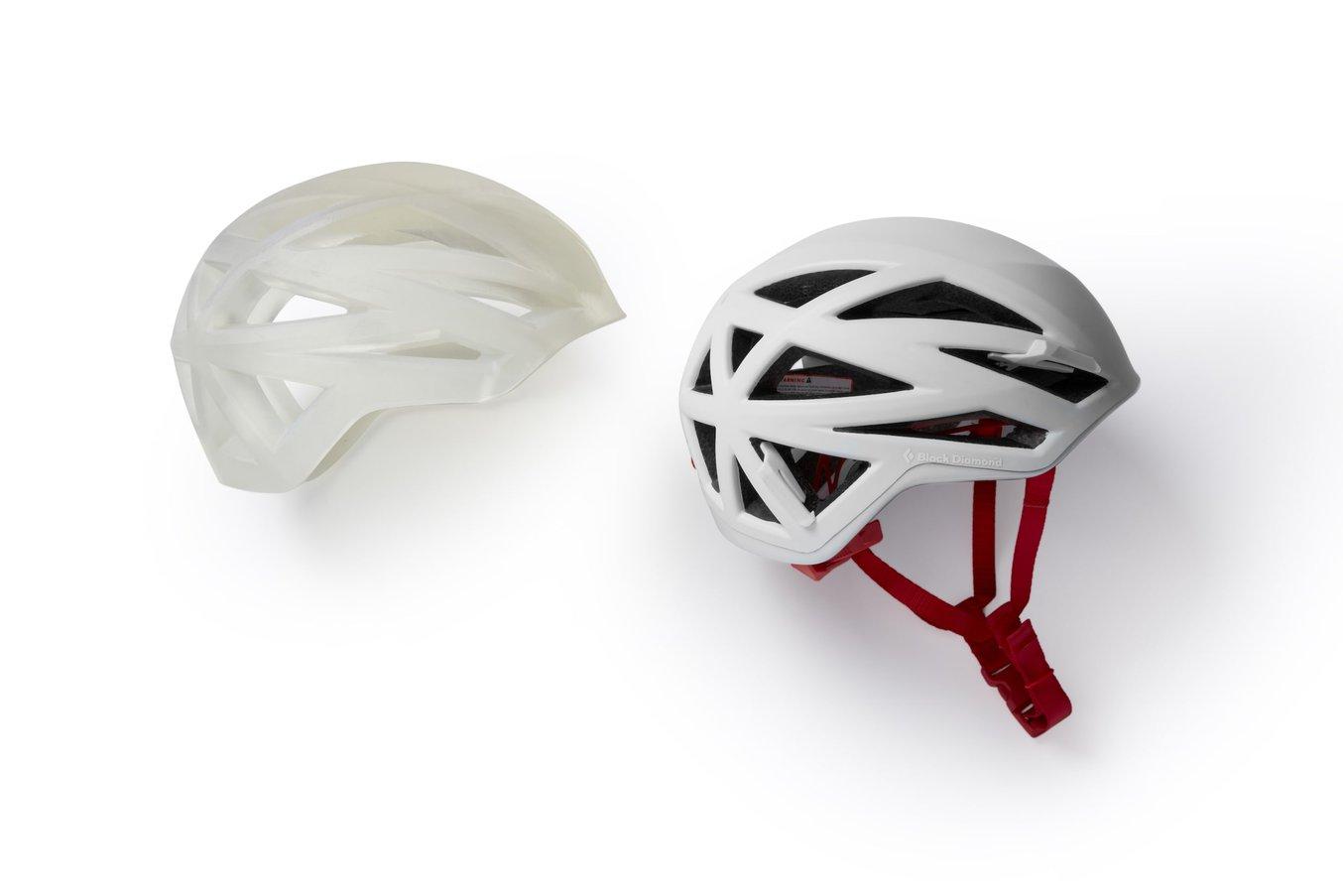 Prototipi di un casco realizzati in scala reale con la Form 3L su sfondo rosso