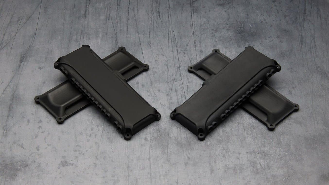 3Dプリント製の黒色部品。写真左の方がより色合いが濃くマットな仕上がり。