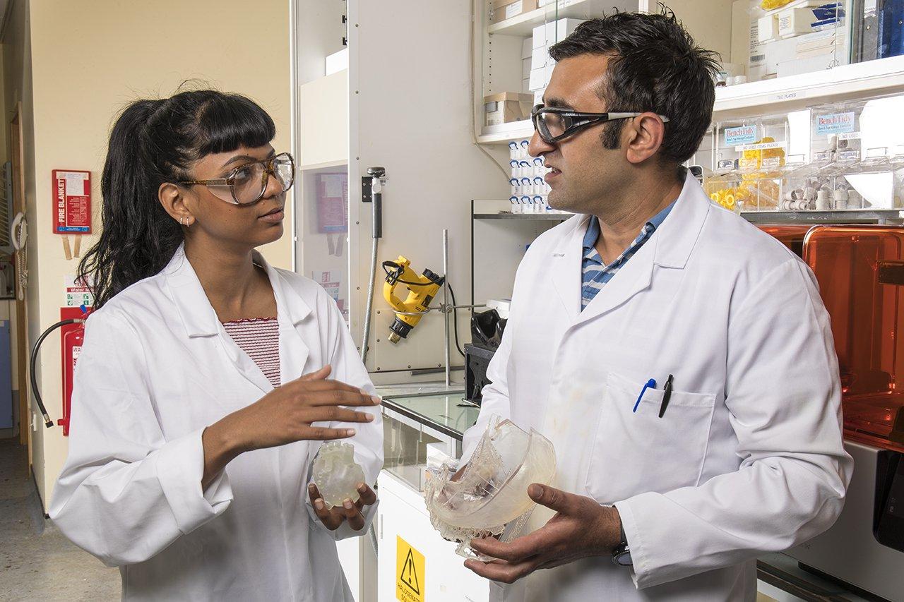 Zenobia Rao, eine Doktorandin, und Dr. Ahtsham Ishaq, ein wissenschaftlicher Mitarbeiter, besprechen Magenmodelle im Labor von Hilton.
