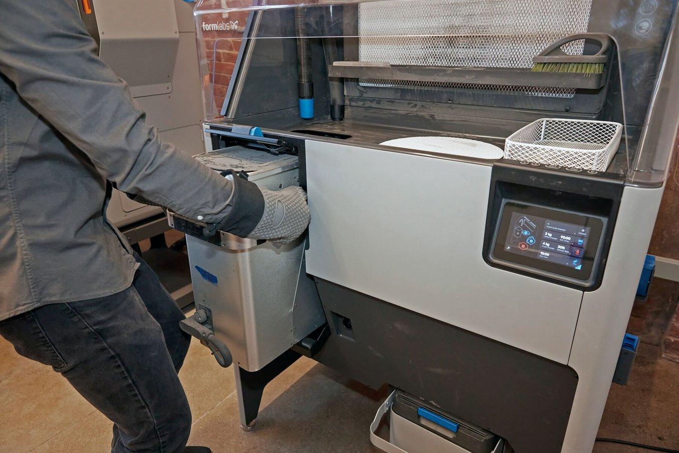 La Fuse Sift completa il workflow di stampa SLS effettuato con la Fuse 1 e offre un sistema sicuro ed efficiente per estrarre le parti stampate e riciclare la polvere.