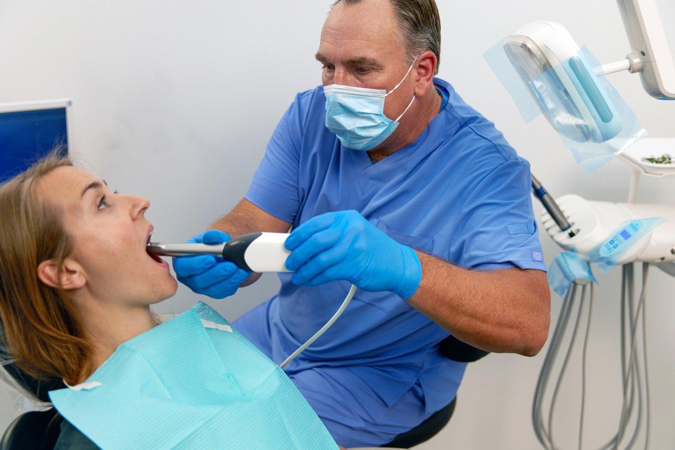 El uso de escáneres intraorales ayuda a reducir el tiempo de consulta, el trabajo, el coste de los materiales y la necesidad de enviar impresiones al laboratorio dental.