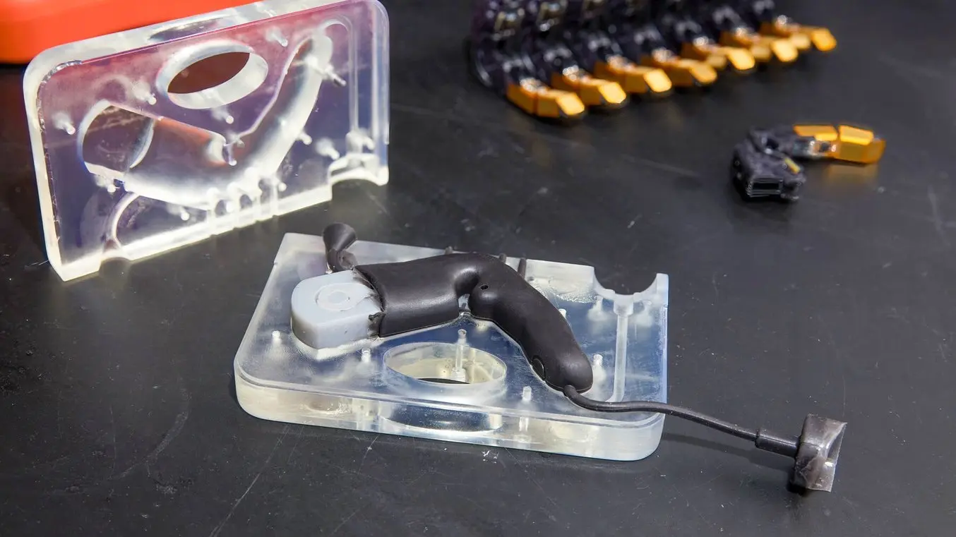 Stampo a due componenti di PSYONIC, realizzato in 3D con la Clear Resin, per iniettare il silicone e produrre protesi avanzate.