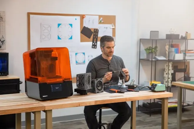 Person montiert 3D-gedruckte Teile aus einem Form 3L