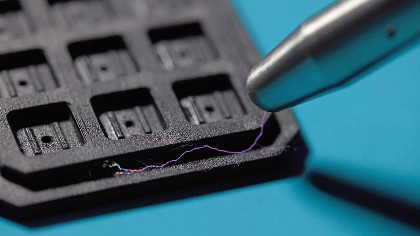 Les décharges électrostatiques (ESD) peuvent endommager des composants électriques délicats comme les puces de silicium.