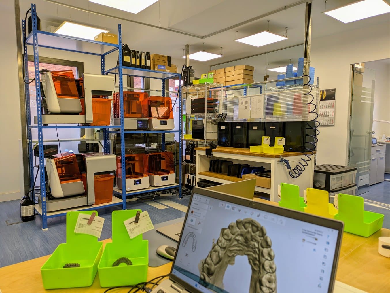 El interior de un laboratorio dental que incluye impresoras 3D de Formlabs y máquinas Form Wash y Form Cure
