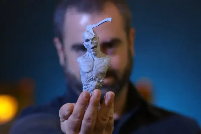 Una persona regge un modello stampato con stampanti 3D