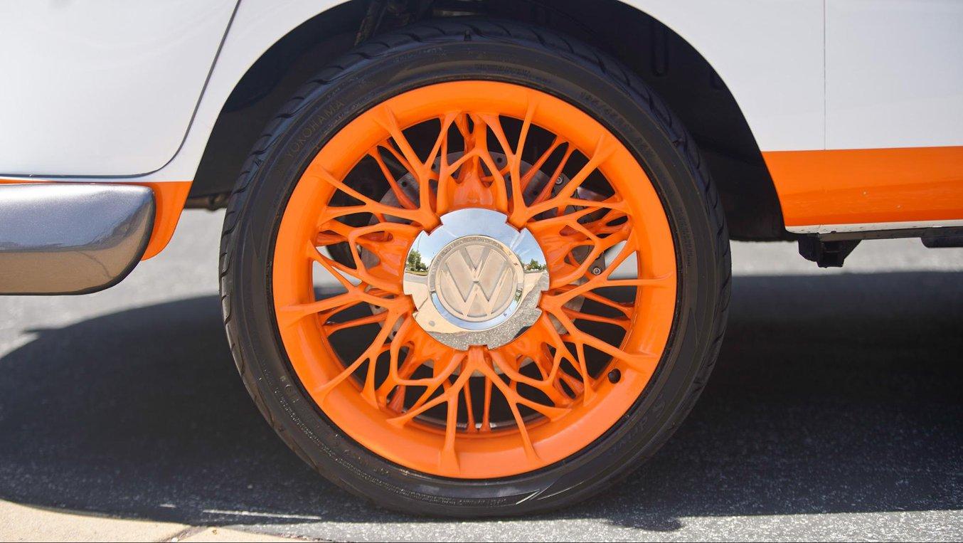 I coprimozzi di questo Microbus Volkswagen sono stati stampati in 3D su una stampante 3D SLA di Formlabs e poi elettroplaccati e lucidati per farli assomigliare a parti in acciaio cromato. (immagini: VW)