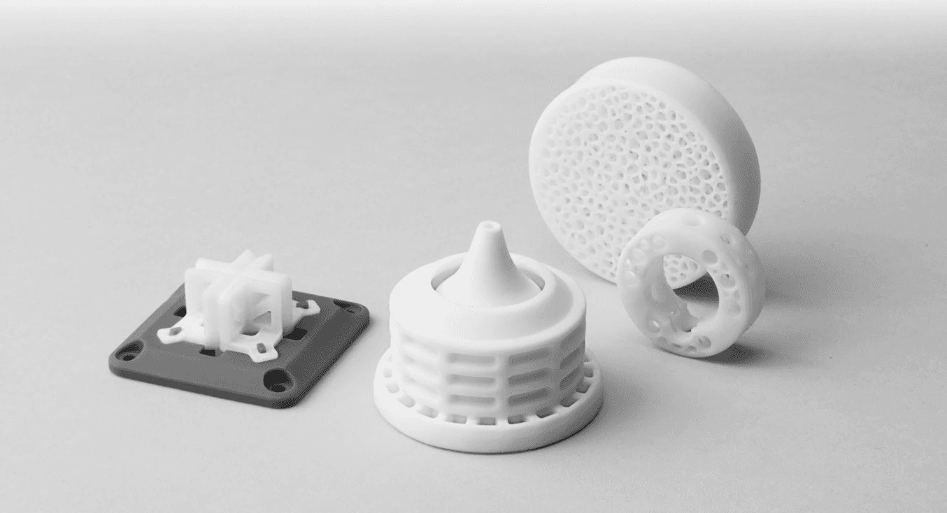 Mit Ceramic Resin können Sie 3D-Druckteile fertigen, deren Oberfläche Stein ähnelt. Sie können zu vollwertigen Keramikteilen gebrannt werden.