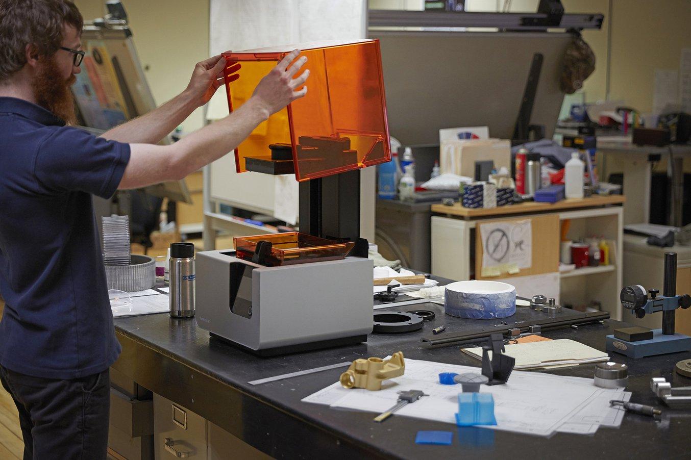 Il team di ingegneri di A&M Tool si serve regolarmente della stampante 3D Form 2 per la prototipazione, le attrezzature e molto alto.