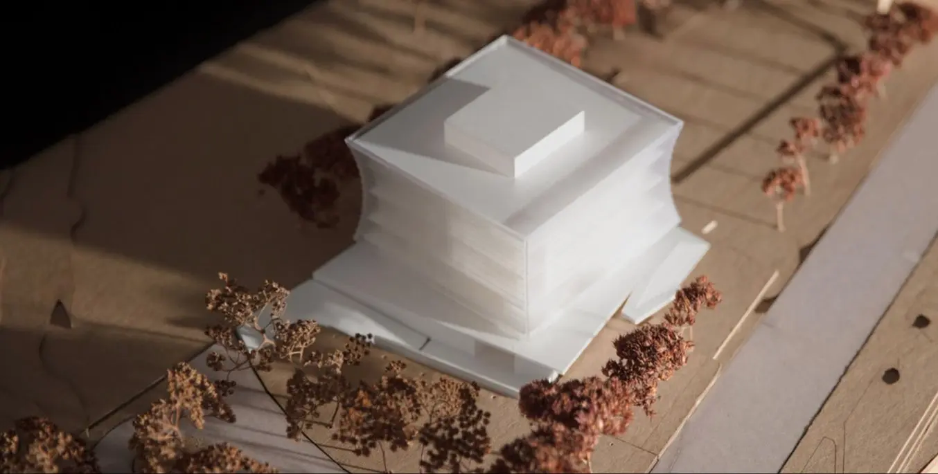 Dieses Grundstücksmodell wurde mit lasergeschnittenen Spanplatten hergestellt. Das Hauptgebäude wurde aus Clear Resin und White Resin 3D-gedruckt. Modell von Schwarz Silver Architects.