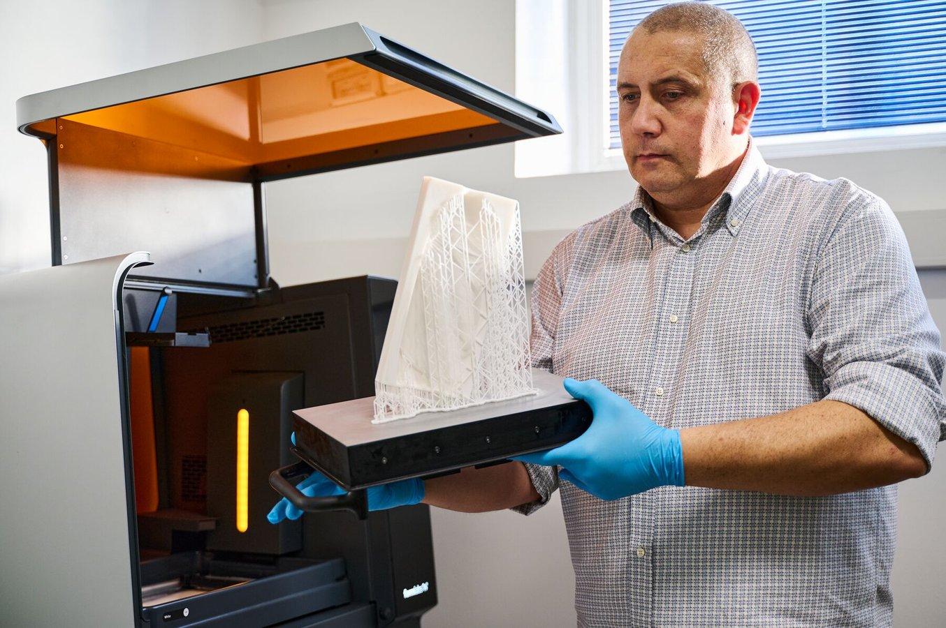 在 Form 3L 中使用 Rigid 10K Resin 正在打印的 3D 打印模具。