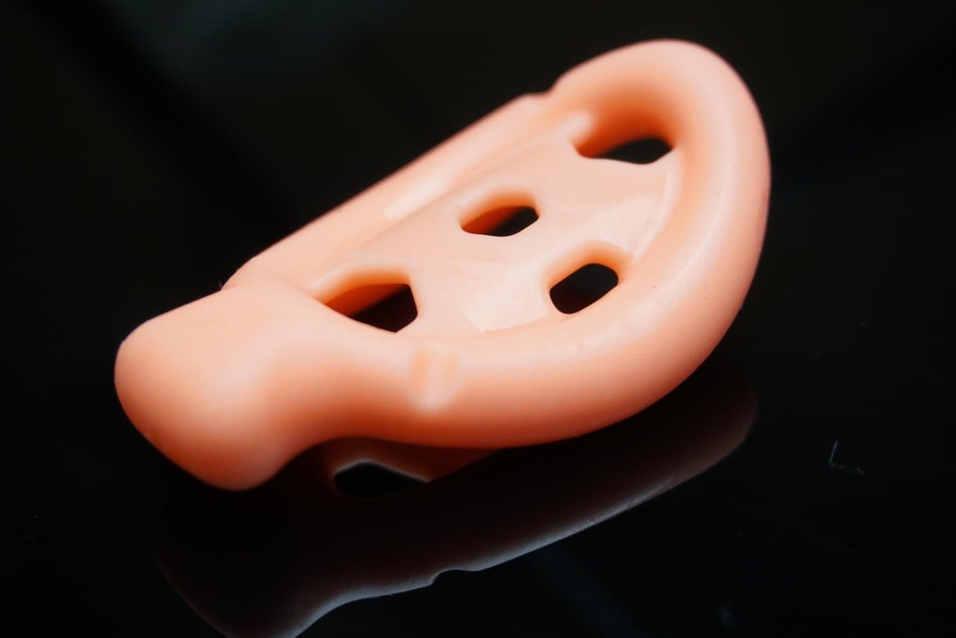 Cosm fabrique des pessaires personnalisés en utilisant le moulage de silicone.