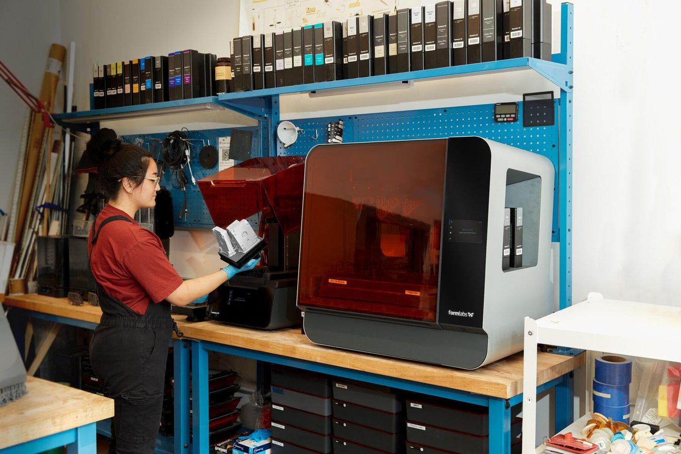 SLA-3D-Drucker lassen sich leicht betriebsintern aufstellen, was das Rapid Tooling noch schneller und zugänglicher macht.