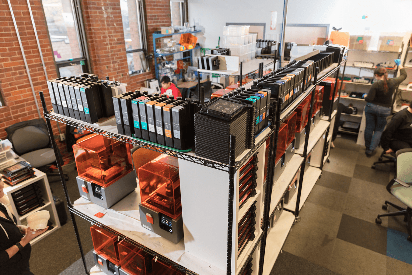 Installation de cellule de production additive au siège de Formlabs.