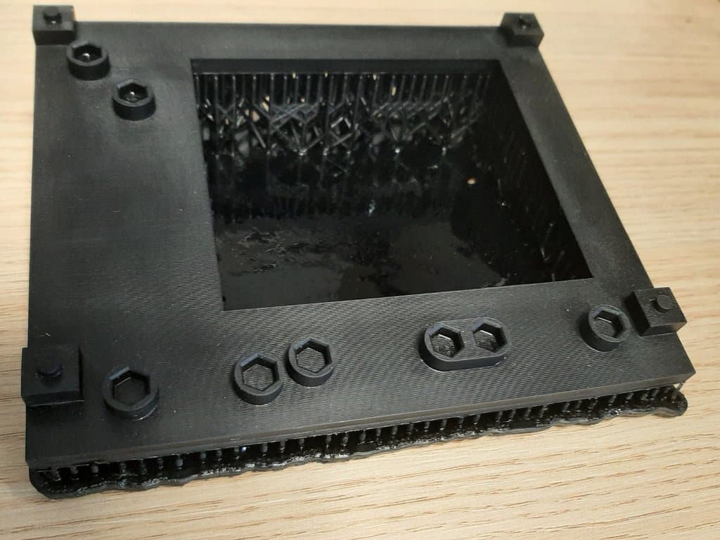 L’entreprise imprime en ESD Resin des gabarits de vissage.