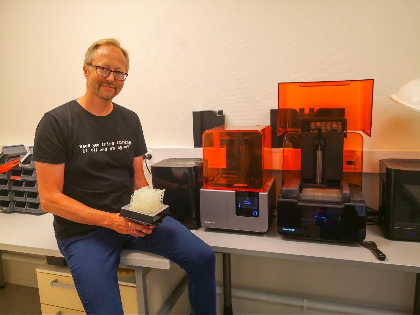 Røssvoll hat zwei SLA-3D-Drucker in seinem Büro, einen Form 2 und einen Form 3. Er hat mehr als 2600 Teile für mehr als 100 unterschiedliche Projekte gedruckt.