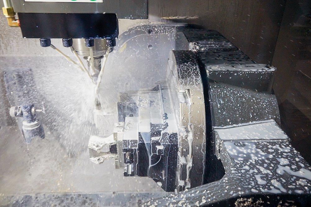 L'atelier Ringbrothers a mis en place son équipement en interne, des imprimantes 3D aux fraiseuses CNC, afin de renforcer le développement de produits et les processus de production.