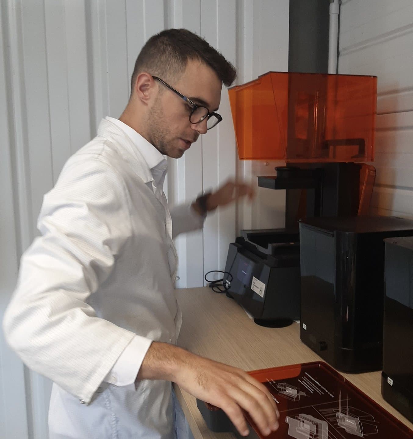 L’ingénieur en amélioration continue à coté de la Form 3+, la Form Wash et la Form Cure