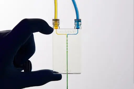 Una mano mostra un modellp millifluidico