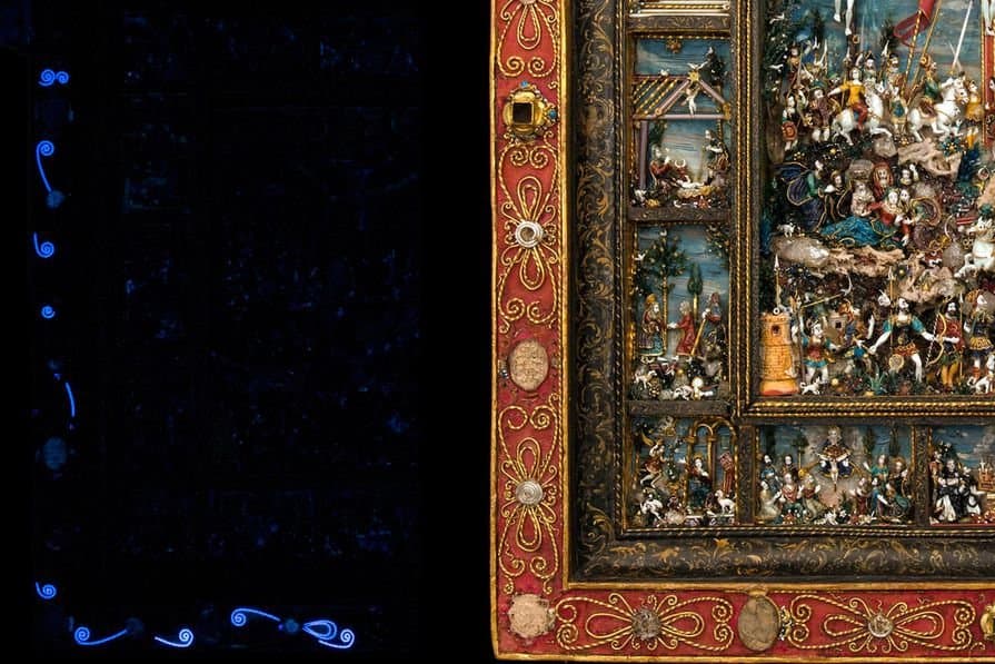 I restauri sono visibili se illuminati con luce UV, il che li rende facili da identificare e modificare se necessario.