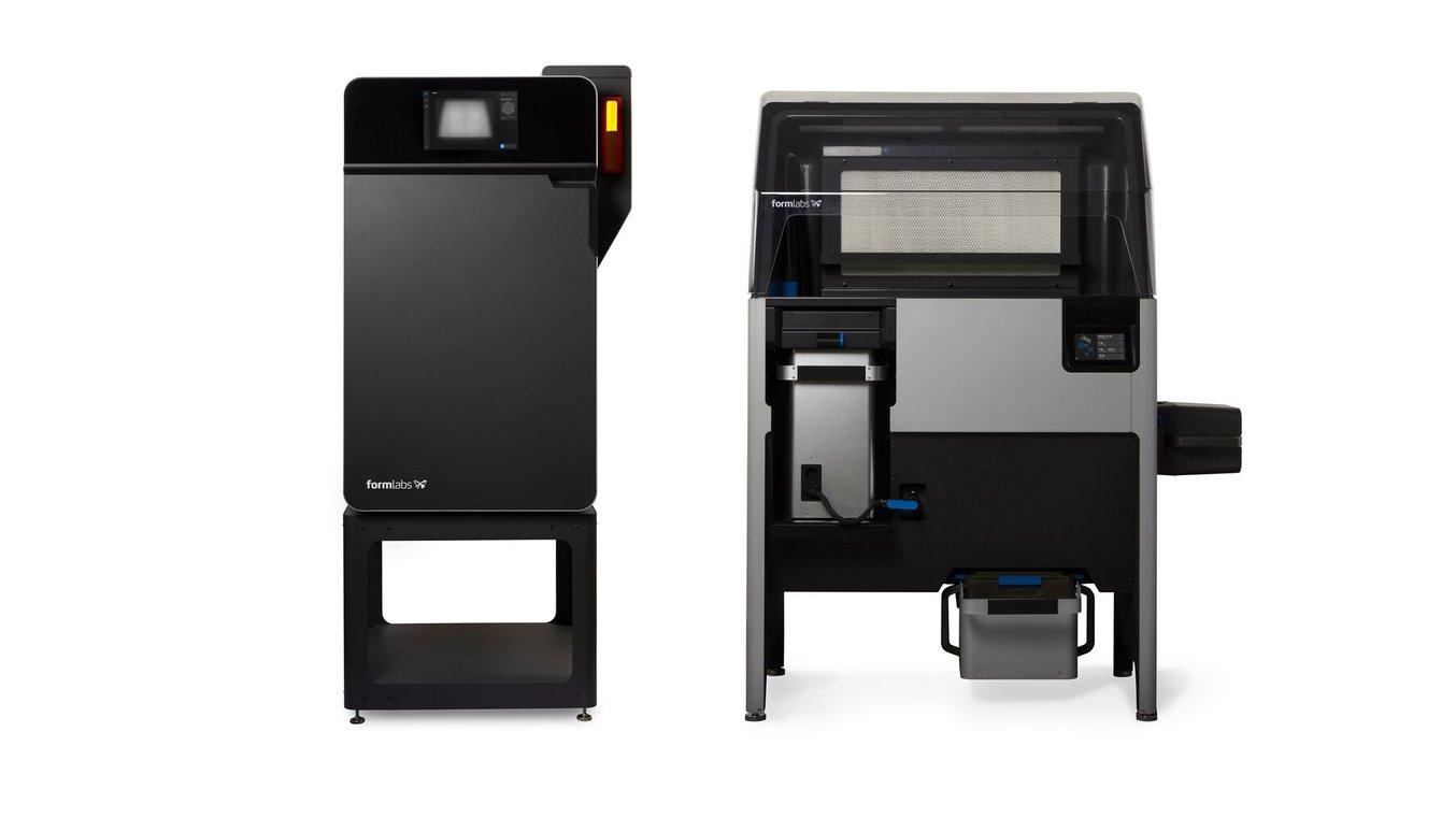 La stampante 3D SLS Fuse 1+ 30W (a sinistra) e l'unità di post-elaborazione Fuse Sift (a destra).