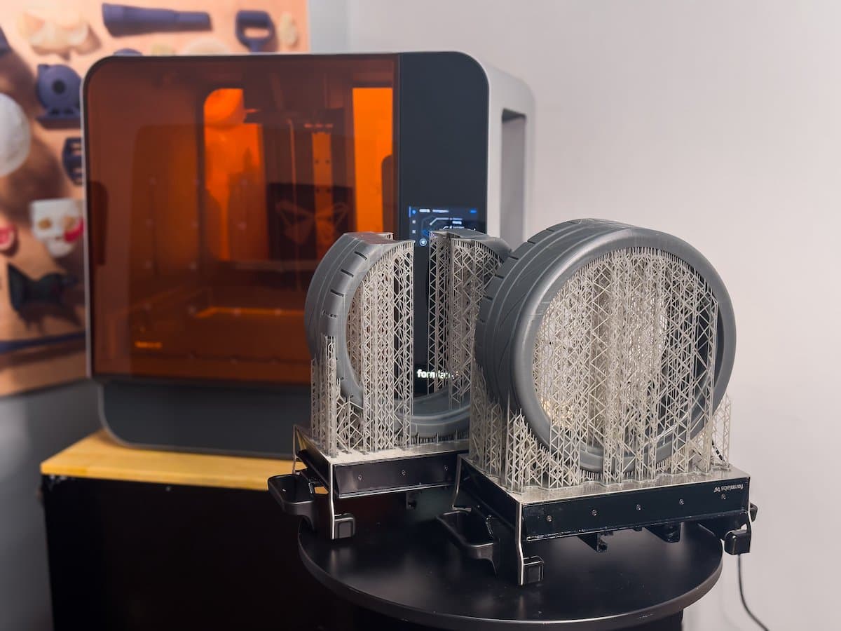 Form 3L und zwei große SLA-3D-gedruckte Teile