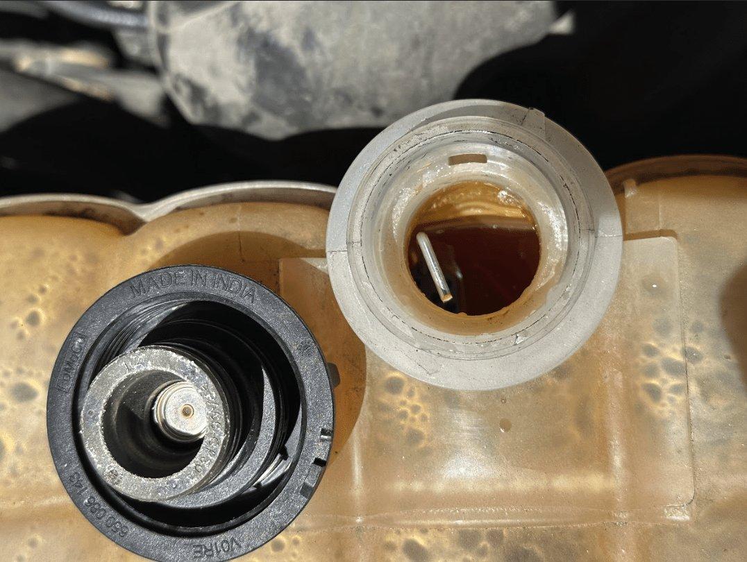 HGM Automotive Electronics社が、自動車エンジンの冷却水タンク内の、Silicone 40Aレジン製コネクタシールの実地試験を行なっている様子。