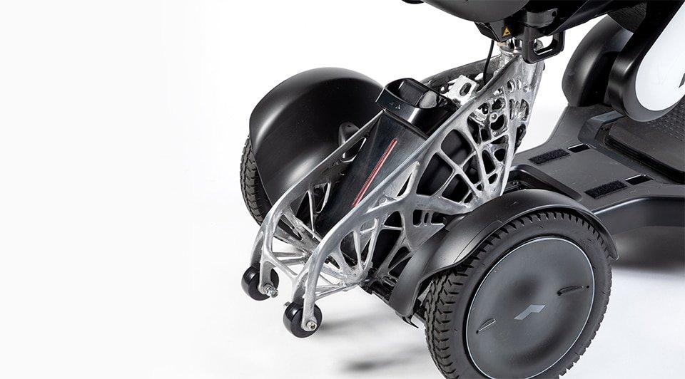 WHILL, ein japanischer Hersteller elektrischer Fahrzeuge, nutzte generatives Design, um das Gewicht eines Batteriegehäuses, also des schwersten Teils eines tragbaren motorisierten Rollstuhls, zu reduzieren.