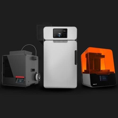 Stampanti 3D Formlabs su sfondo nero