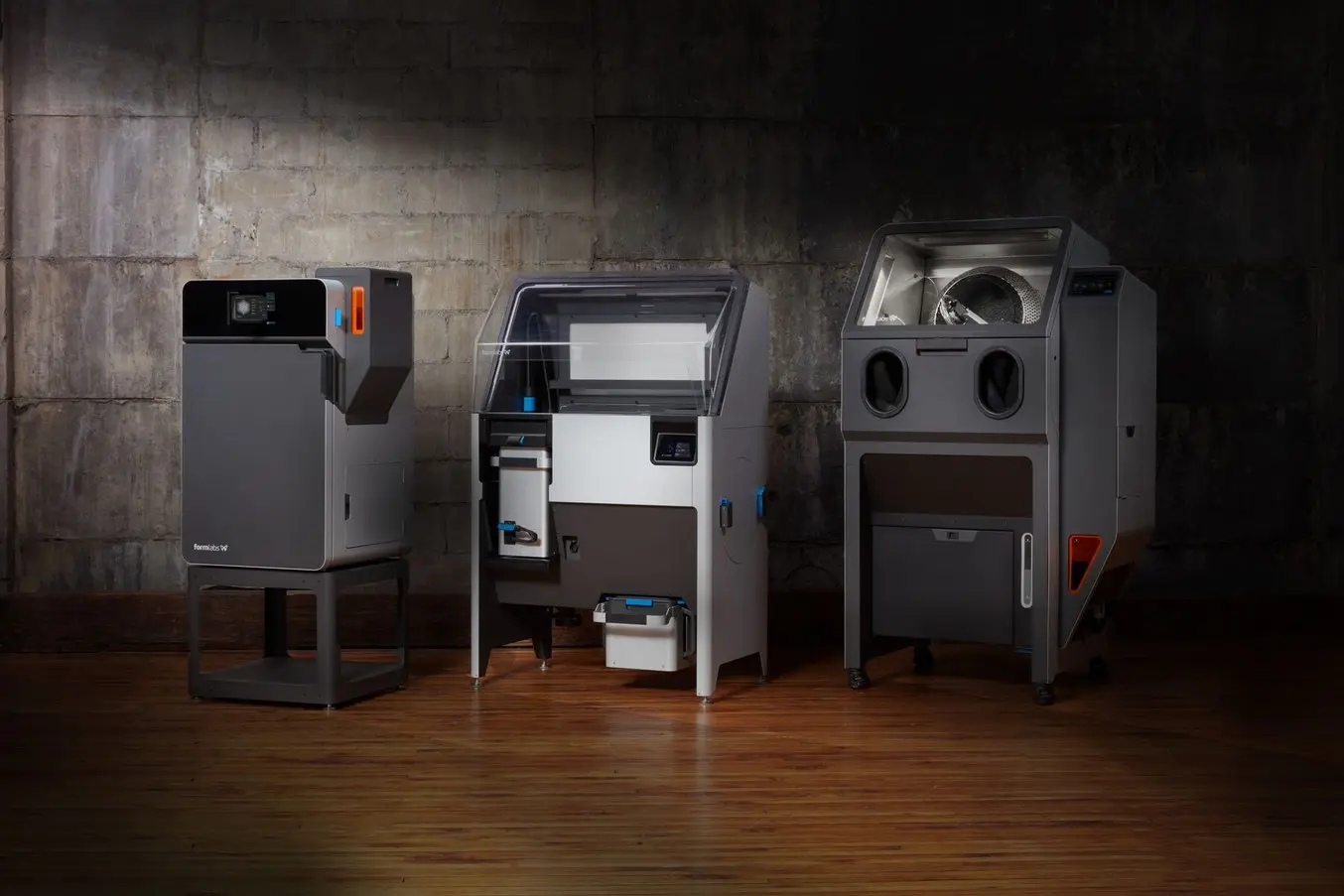 el ecosistema SLS de la serie Fuse, que incluye la impresora 3D SLS Fuse 1+ 30W, el sistema Fuse Sift de posacabado y recuperación del polvo y la Fuse Blast, la máquina automatizada de retirada del polvo y limpieza de piezas de Formlabs