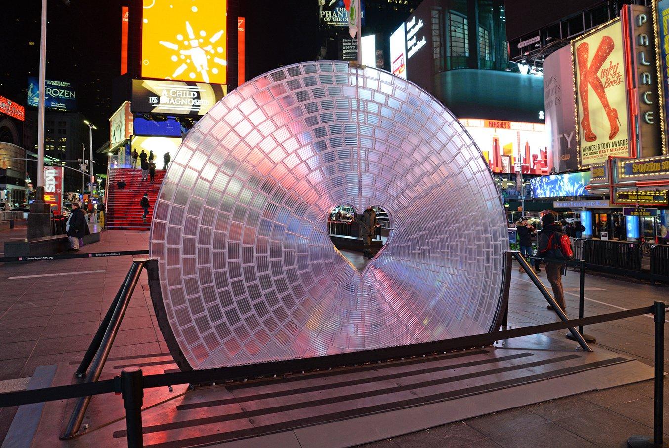 Window of the heart installe l'une des plus grandes lentilles du monde au centre de Times Square, l'un des endroits les plus publiés sur Instagram.
