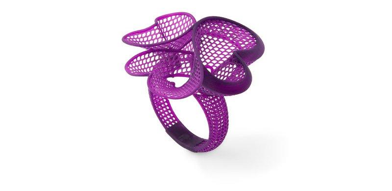 Now you can create 3D printed wax-like patterns that accurately capture fine features, like raised text, delicate filigree wires and meshes, and detailed pavé, with no visible layer lines.