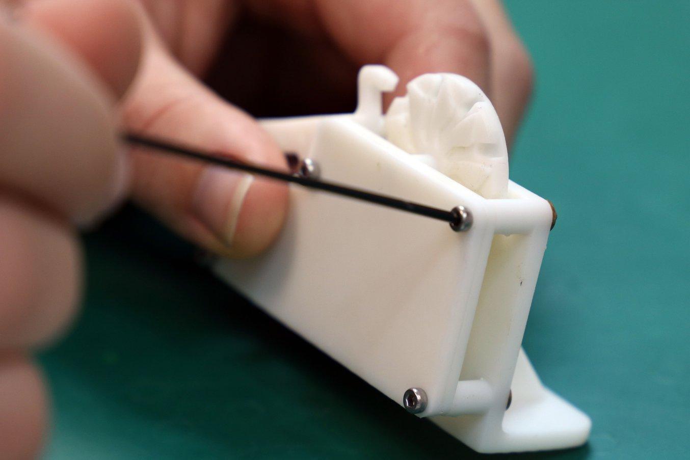 Des filets de vis peuvent être facilement insérés dans des pièces imprimées en 3D, dans le cas présent avec White Resin.