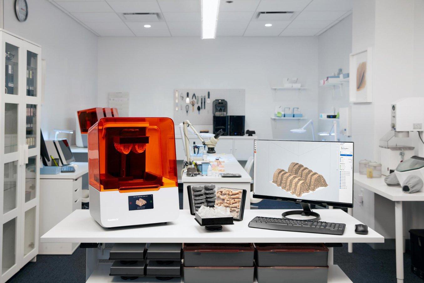 Las impresoras 3D digitales son herramientas muy apreciadas tanto en laboratorios como clínicas dentales para fabricar una gran variedad de aplicaciones de forma rápida y efectiva.