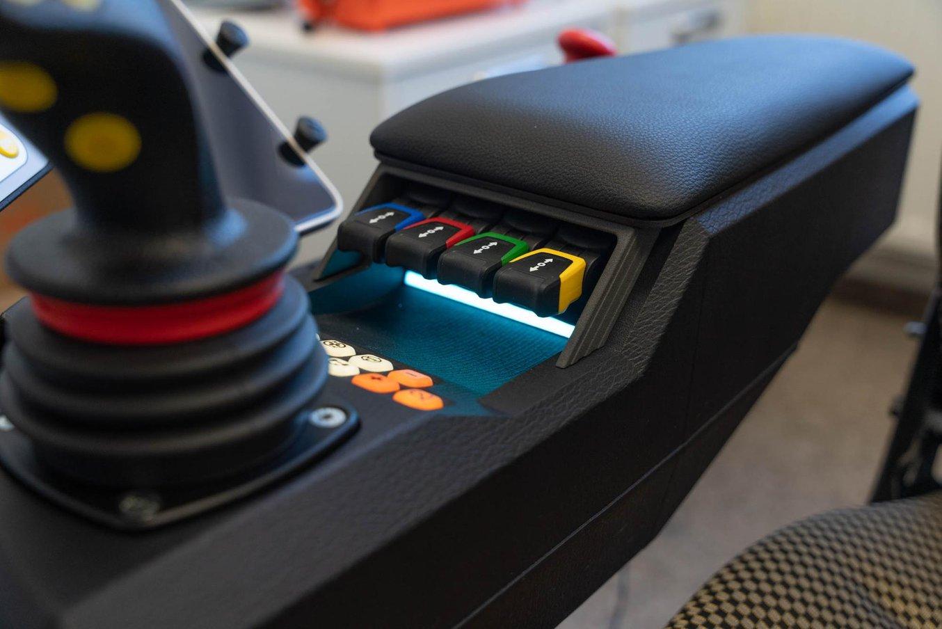 I componenti dell'alloggiamento del pannello di controllo sono stampati sulla Fuse 1 con la Nylon 12 Powder e in seguito levigati e tinti.