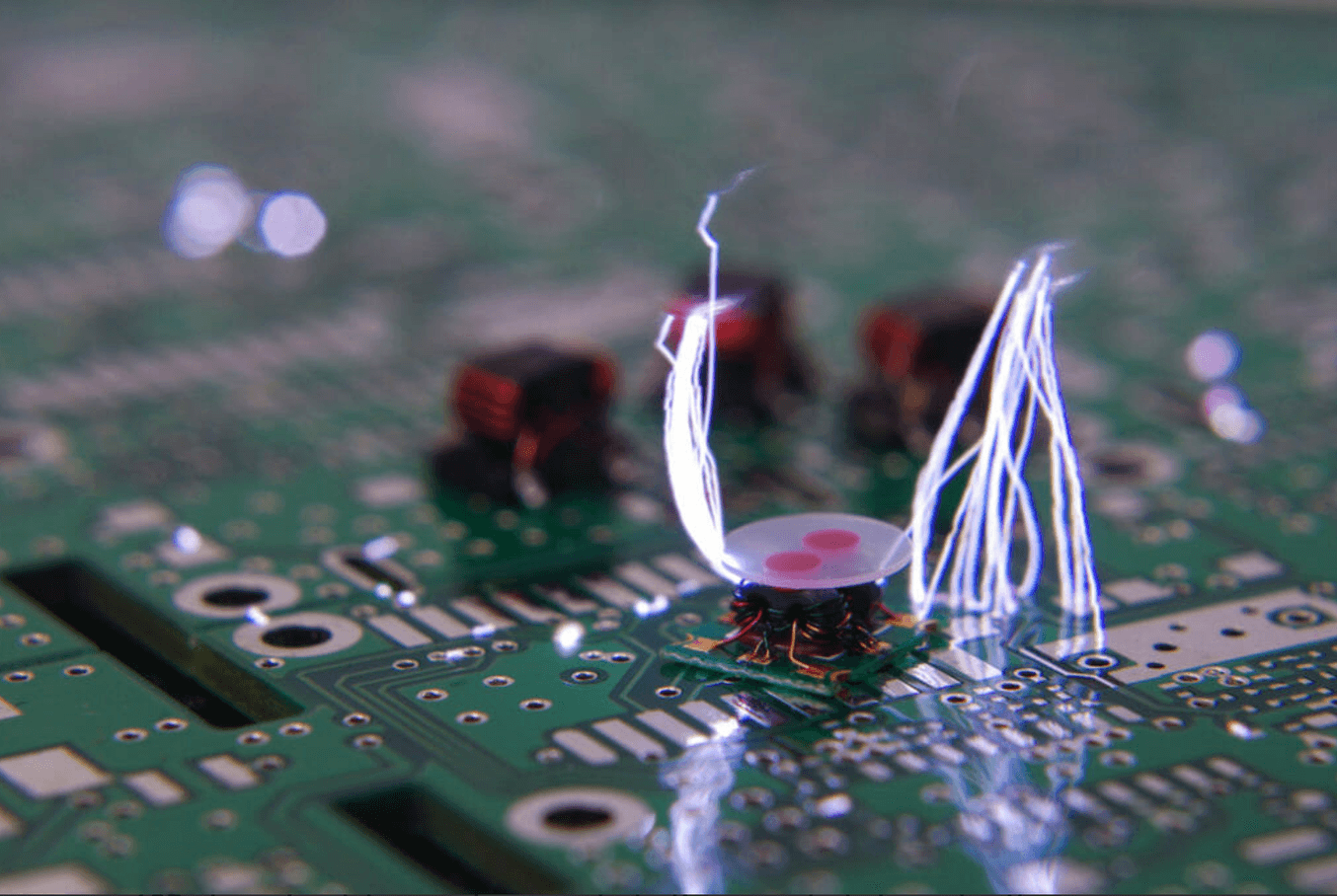 Scosse statiche che distruggono un circuito stampato.