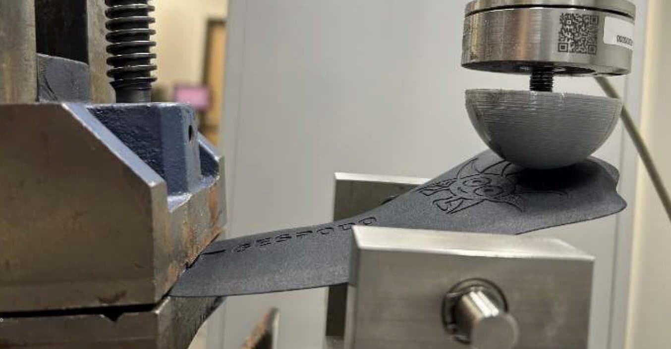 Flexión cíclica de 90° de la muestra de Formlabs.