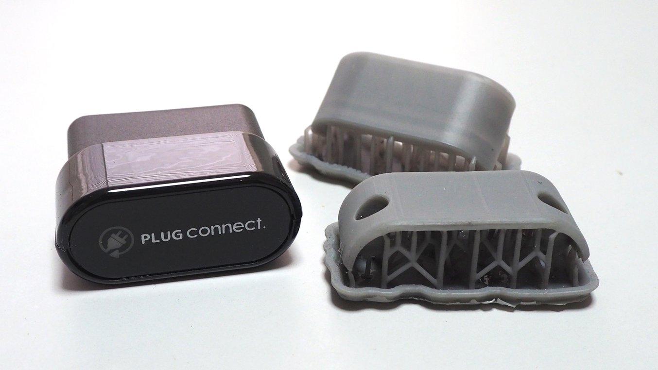 電装部品「PLUG CONNECT」の製品（左）と手前筐体部分の試作品（右）。 Form 3にてABSライクのTough 2000レジンでプリントを行った。