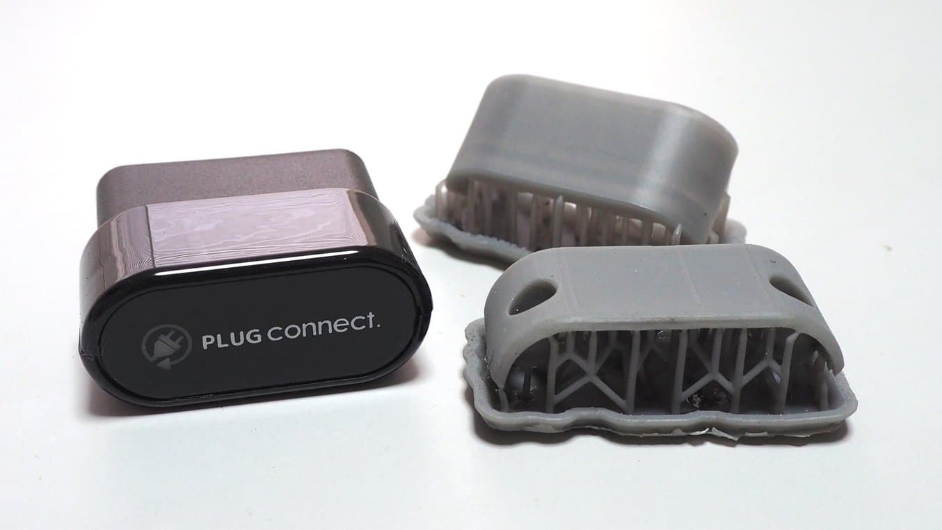 電装部品「PLUG CONNECT」の製品(左)と手前筐体部分の試作品(右)。 Form 3にてABSライクのTough 2000レジンでプリントを行った。
