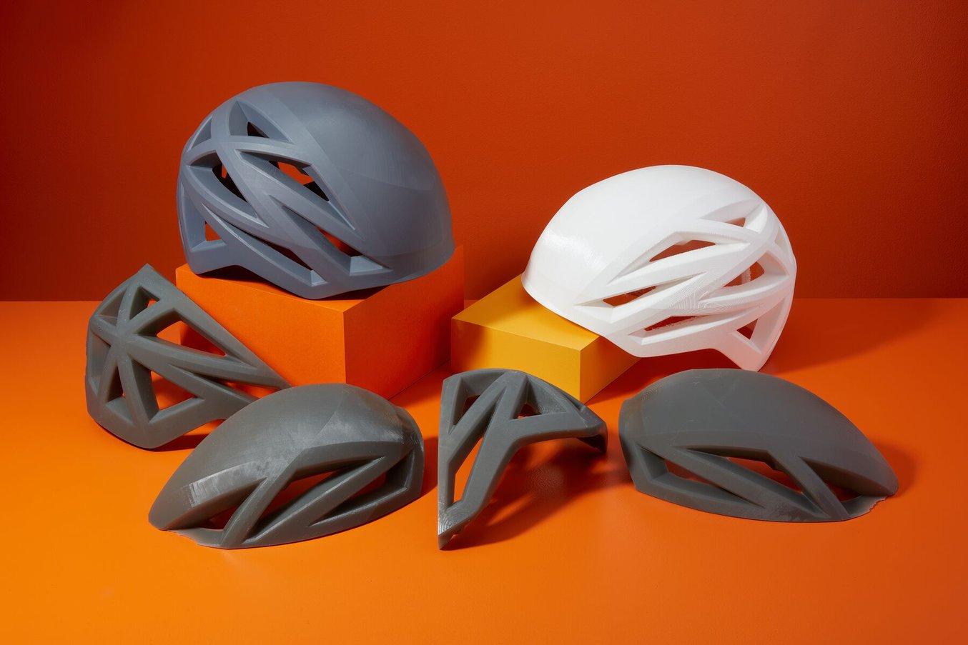 Modelli stampati in 3D con la Form 3L di Formlabs su sfondo arancione