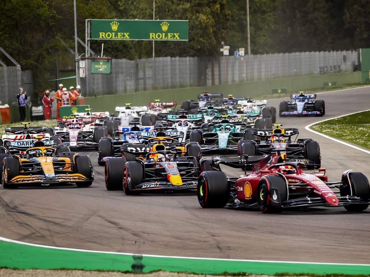 coches de fórmula 1 en un circuito de carreras