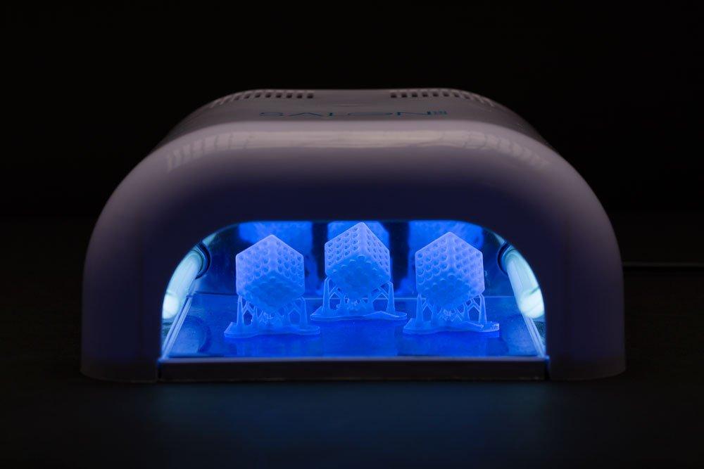 Esistono molti metodi di polimerizzazione post-stampa, come questa lampada UV per unghie.