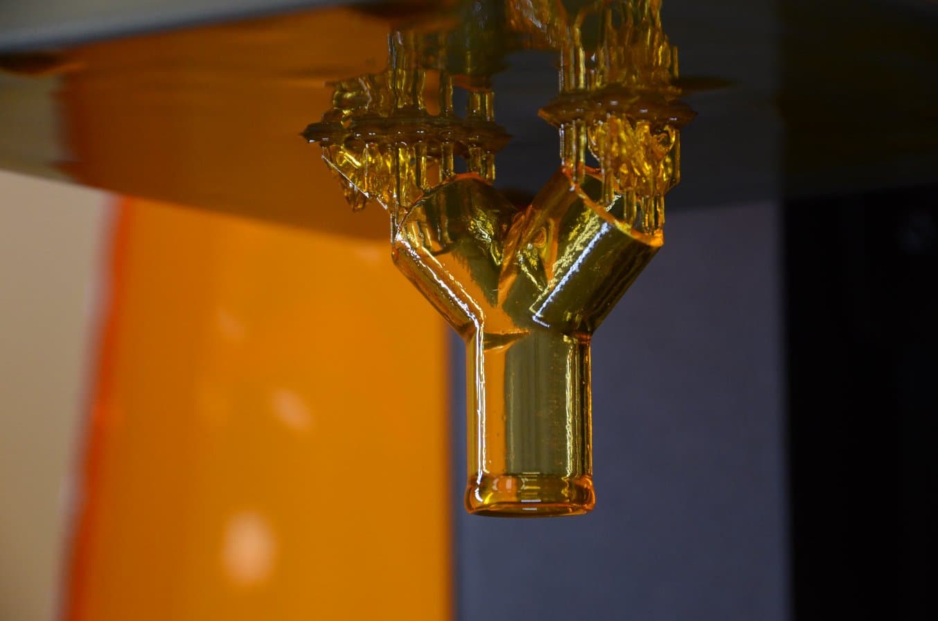 3D-Druckteil auf Bauplattform im Formlabs-3D-Drucker gedruckt