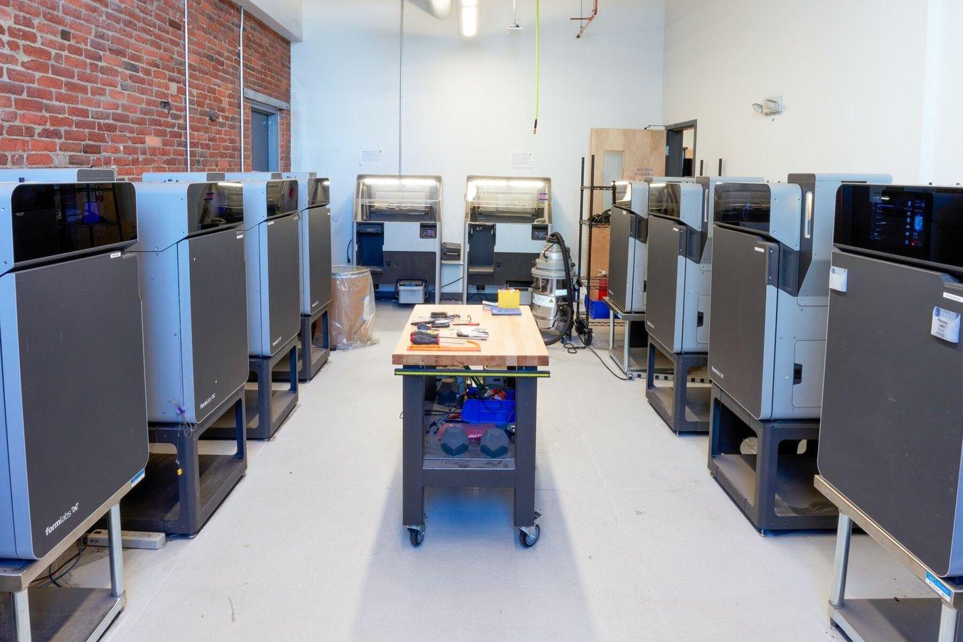 Druckerfarm mit SLS-3D-Druckern