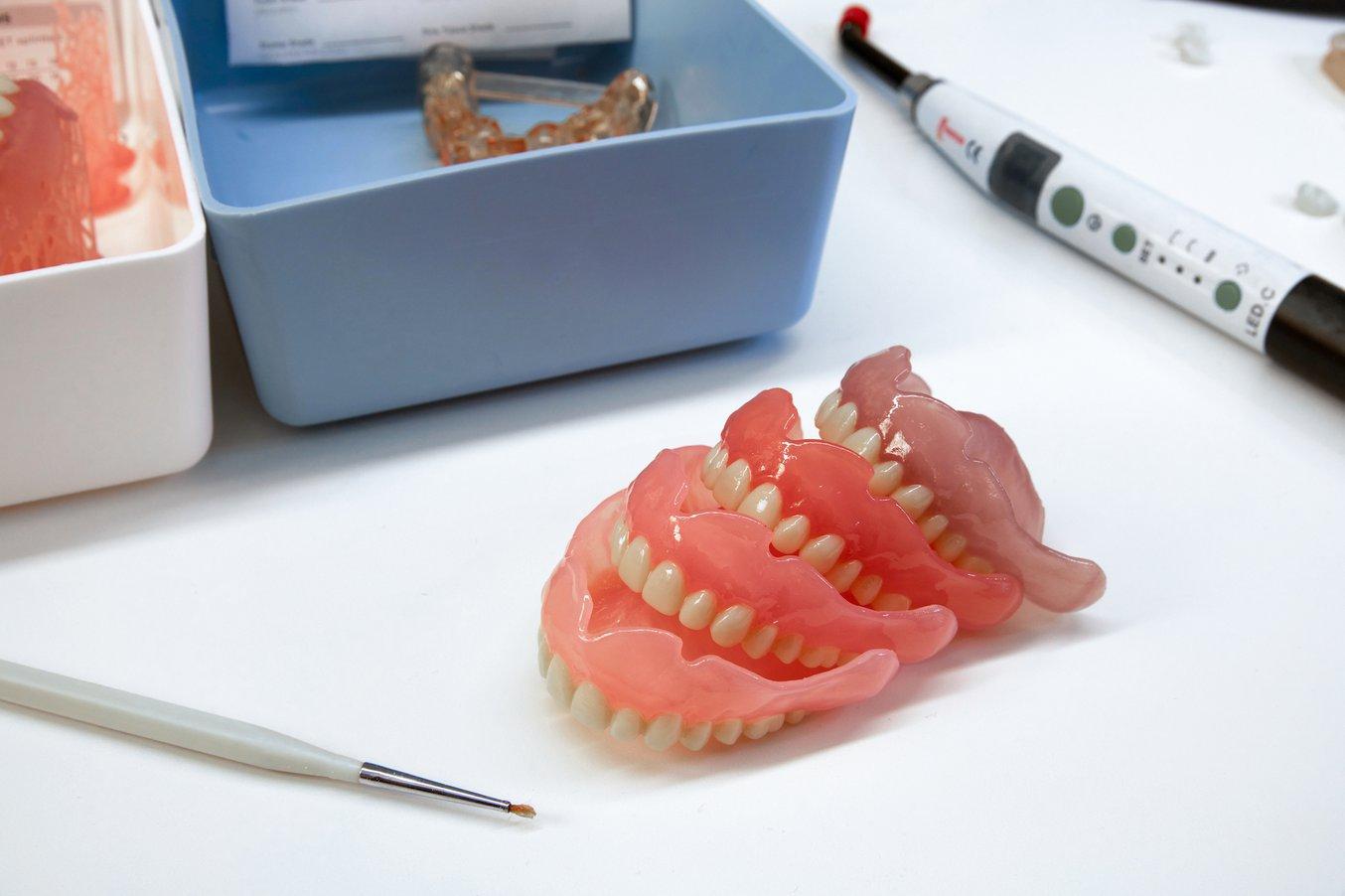 Con cuatro nuevos tonos y una gama completa de diez tonos, las resinas para prótesis dentales digitales de Formlabs ofrecen una verdadera capacidad de personalización.