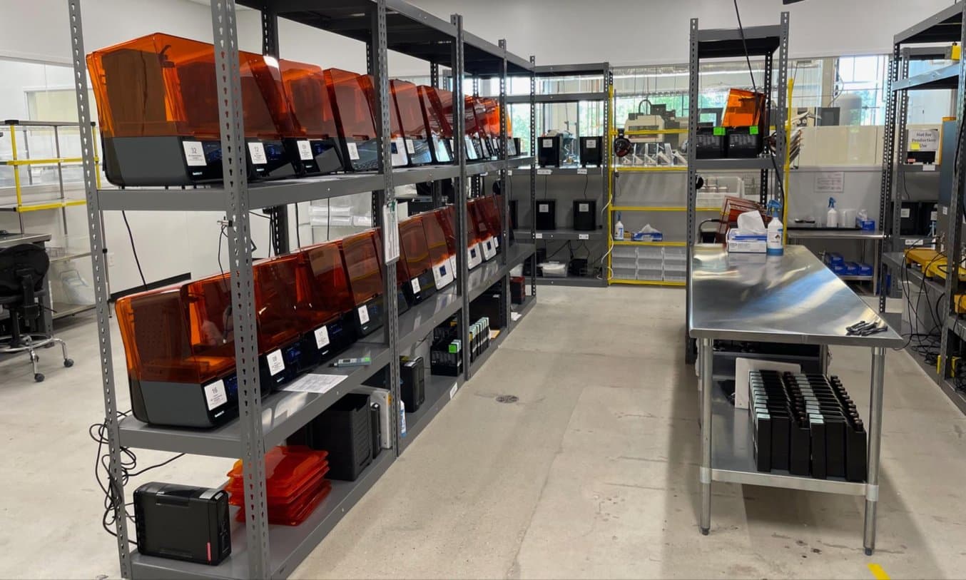 restor3d utiliza un parque de 28 impresoras 3D SLA de Formlabs.