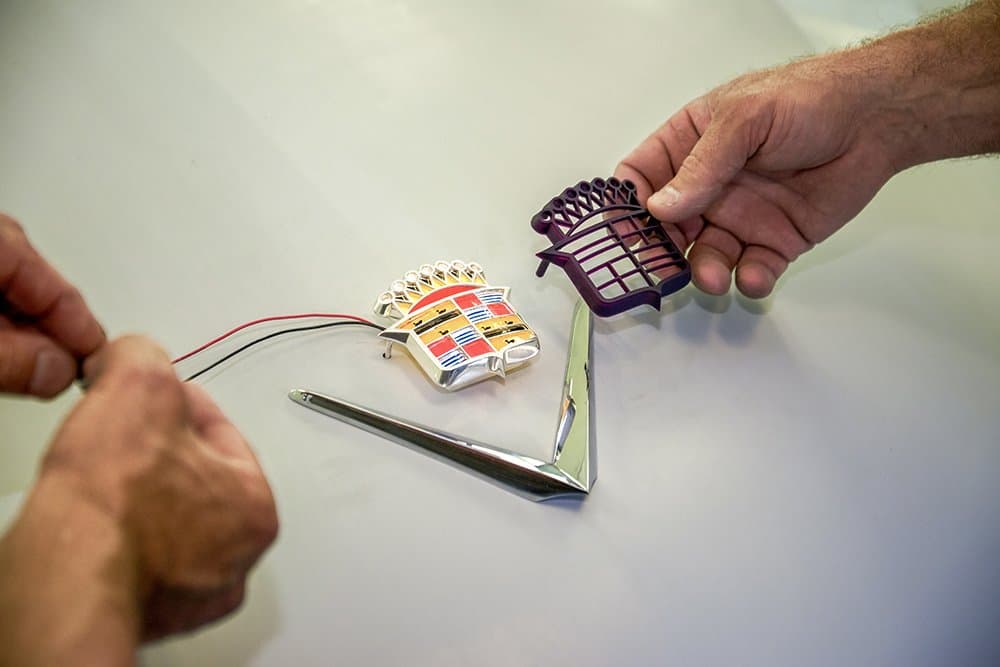 Das Ringbrothers-Team verwendete Castable Wax Resin, um ein Cadillac-Emblem für ein kundenindividuell angepasstes Auto zu gießen.