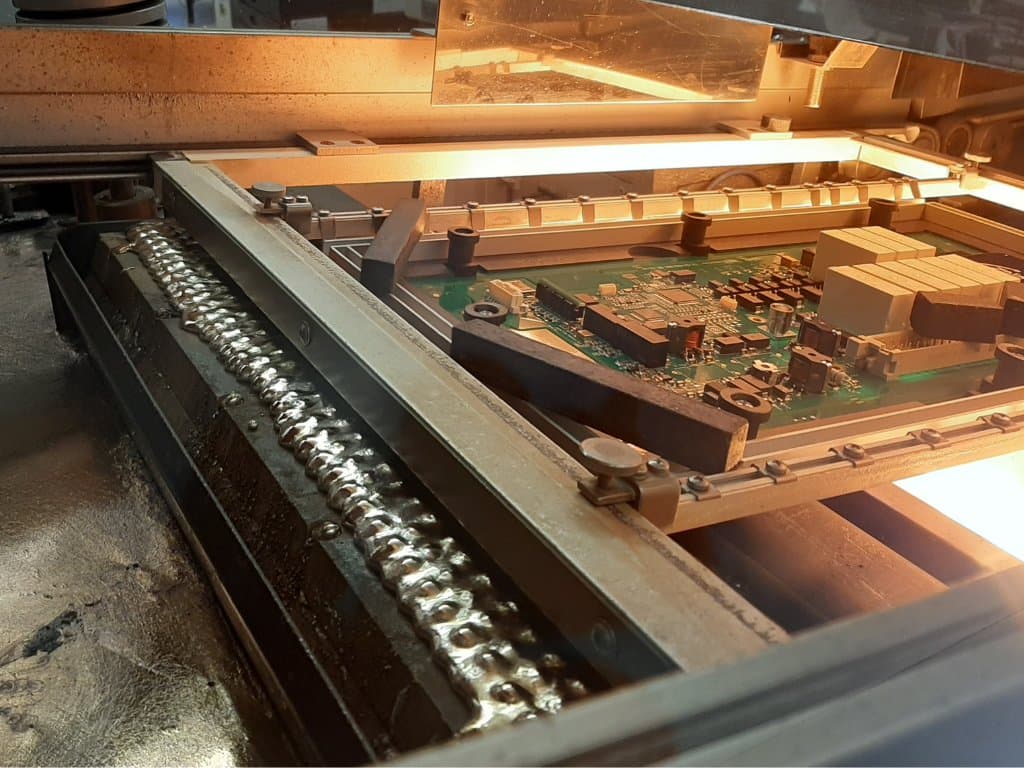 Les éléments sont maintenus par des éléments imprimés en 3D lors de la soudure à la vague.