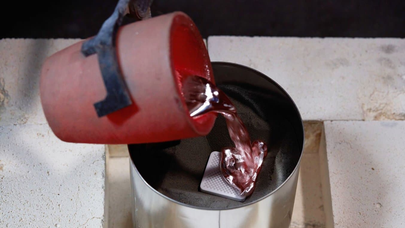 Metal pouring through a sieve printed in Alumina 4N Resin